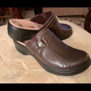 NEW!! Clarks Hayla Marina Brown slip on Clogs
